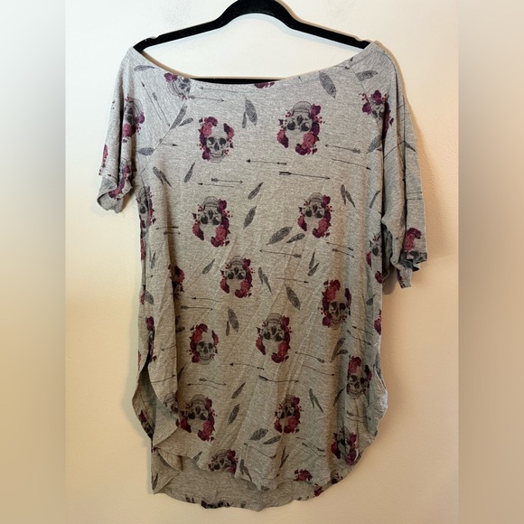 Torrid Gray Super Soft Knits Off Shoulder Skull & Roses Tee Size 1X - Picture 4 of 12
